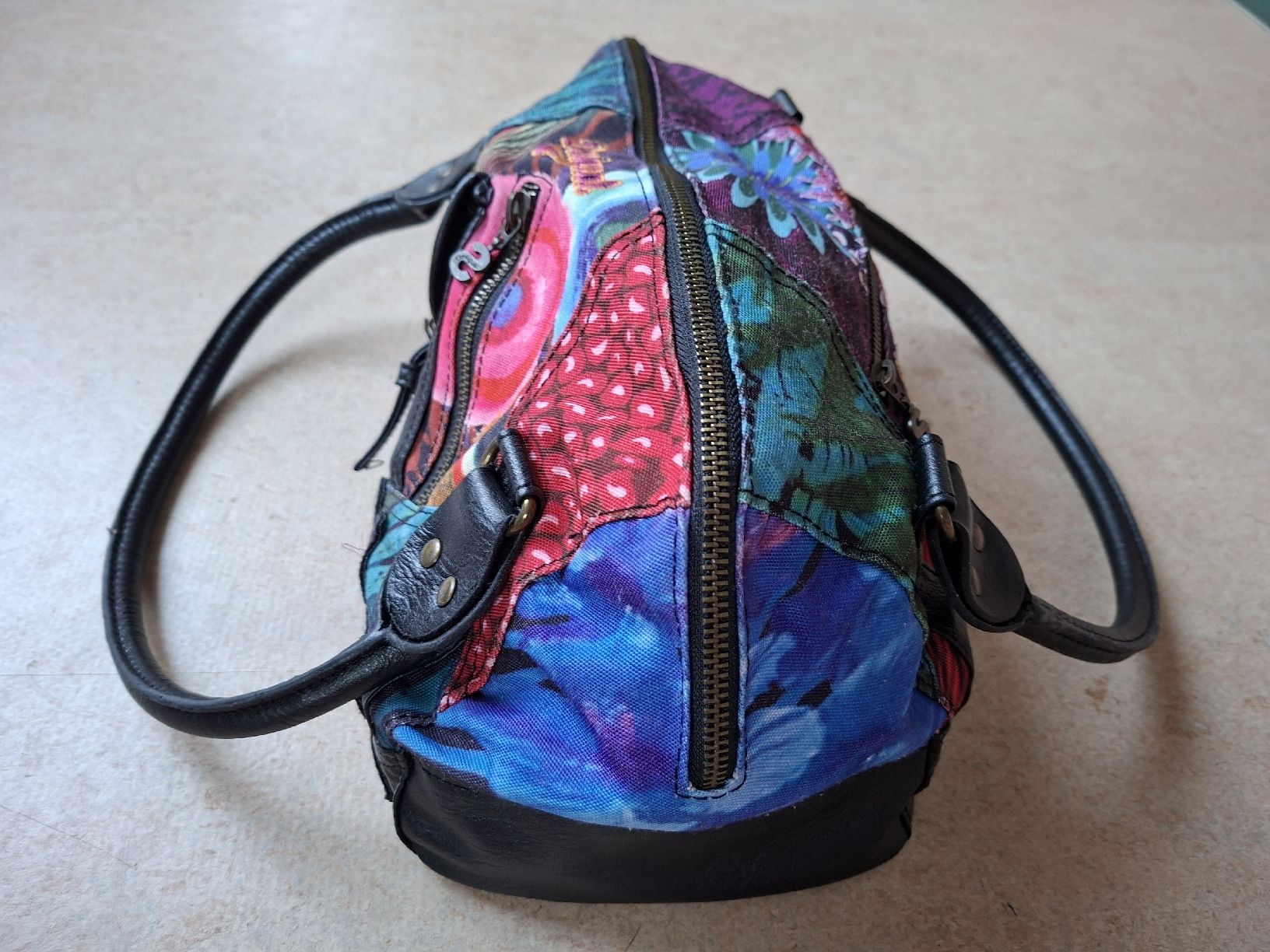 Desigual Sacs femmes: Desigual Tasche multicolour Patchwork guter Zustand – D'occasion à Klingnau par vollmond36 2