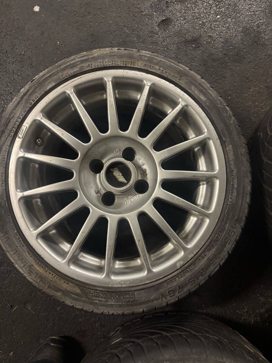 Pneus & Kompletträder: Roues voiture jantes – Defekt aus Vevey von Chupita-met 4