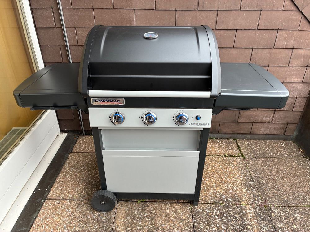 The Campingaz Xpert is perfect for lovers of the traditional BBQ lava rock system. Equipped with an oven lid, foldable side tables and integrated wheels, the Xpert is very practical and extremely