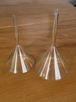 2er Set Trichter aus Glas, Labor / Apotheke  als Dekoration