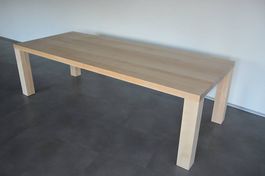 Massivholztisch aus einem europäischen Ahorn