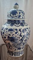 Antike chinesische Vase mit Deckel, blau-weiss Dekor