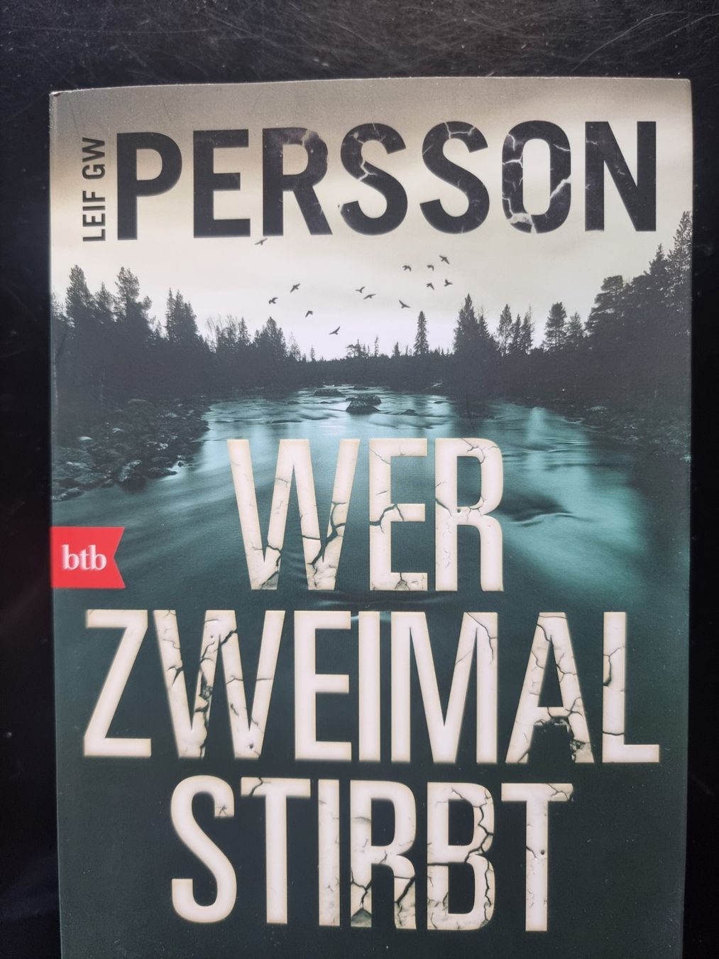 Libri: Leif GW Persson    Wer zweimal stirbt – Usato da Arosa venduto da horseracing