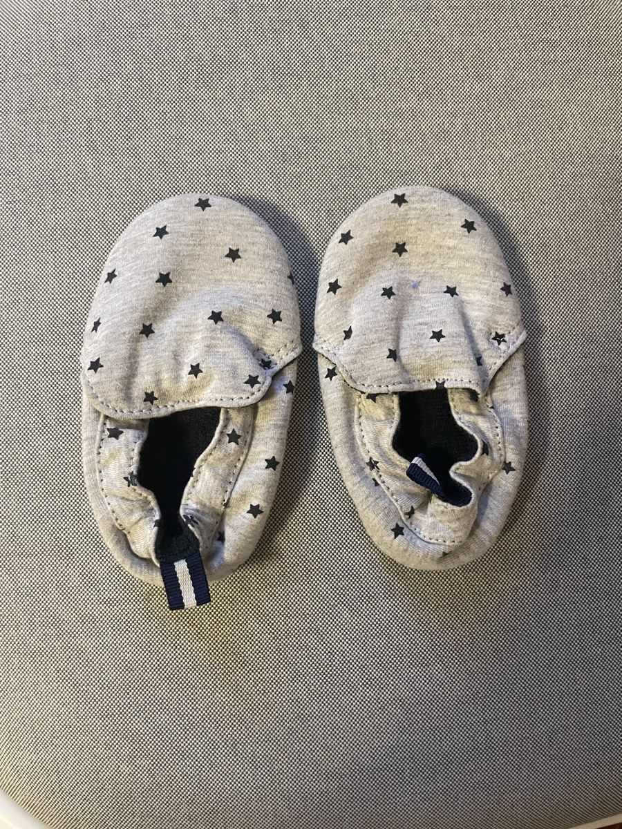 Scarpe per ragazzi: Chaussons bébé souples gris étoiles, 12cm – Usato da Versoix venduto da Pti-pois 1