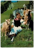 Mädchen in Tracht mit Ziegen