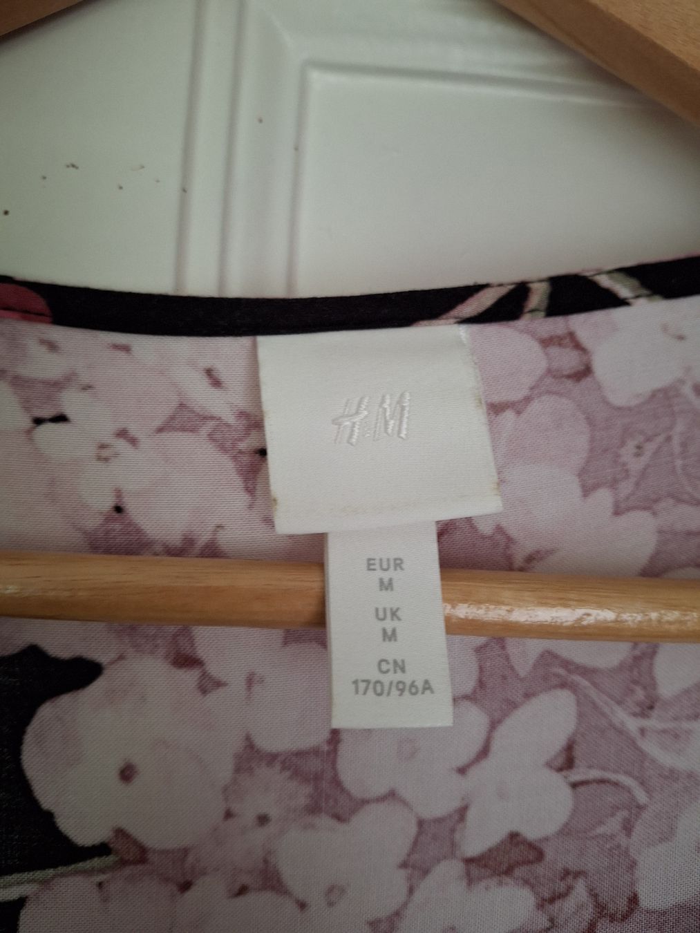 H&M Vestiti: Robe fleurie rose et noir H&M taille M – Usato da Lausanne venduto da Cognitia 1
