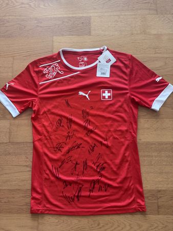 Fussballtrikot Schweiz Grösse M mit Unterschriften