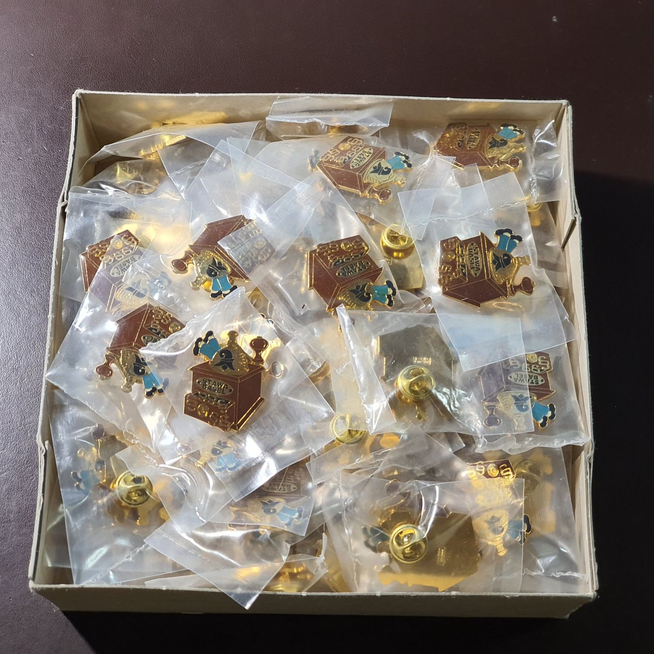 Plaketten & Abzeichen: 101 Stk. Pins - STAWA Basel Staatsanwaltschaft Kaffeemühle – Gebraucht aus Reinach BL von Boston-Verkauf 3