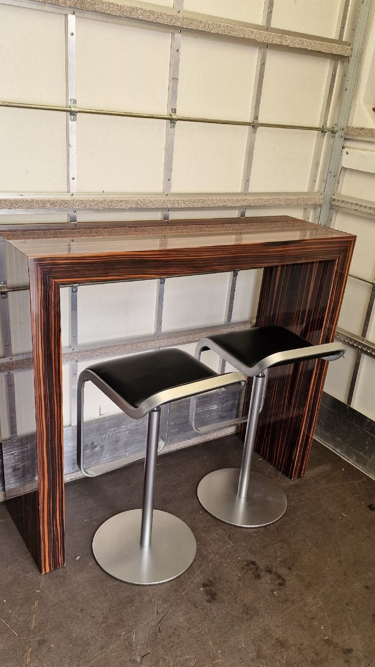 Allestimento di negozi e stand fieristici: Massiver Bartisch mit 2 Barhockern  Lapalma Design – Usato da Pfäffikon SZ venduto da Brocki-21