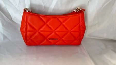 Orange Handtasche von Bershka mit Goldakzenten