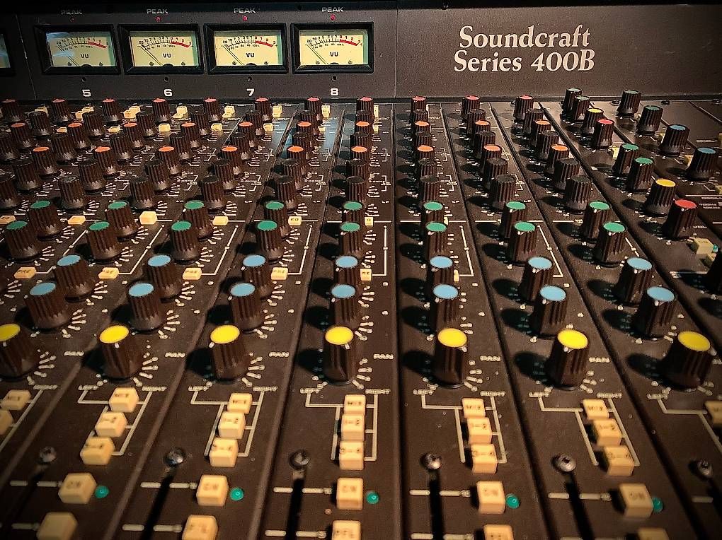 Soundcraft Mischpulte: Table de mixage Soundcraft 400b 32/4/6 avec Flightcase – Gebraucht aus La Chaux-de-Fonds von Simone1180
