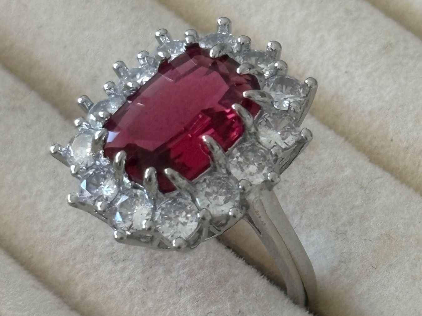 Bagues: Luxus Elegante Gr.19/9 Ring Farbe: Silber / Rot – Neuf (Voir description) à Biel-Bienne par Roserosse13