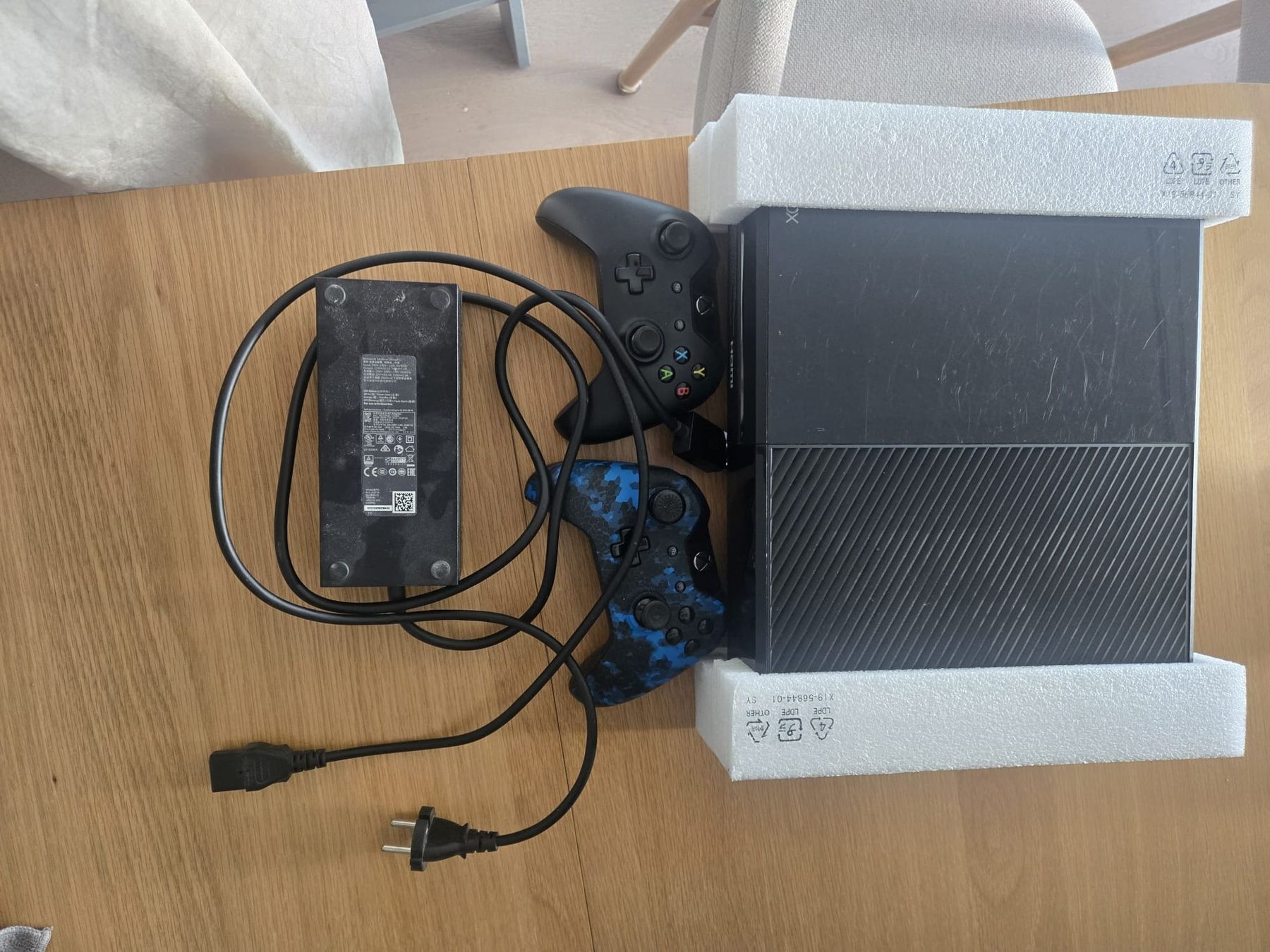 Console: Xbox One Konsole mit 2 Controllern & Originalverpackung – Usato da Toffen venduto da WallyCard123