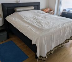 Bettgestell Schwarz mit Kopfkissenrolle und Tagesdecke