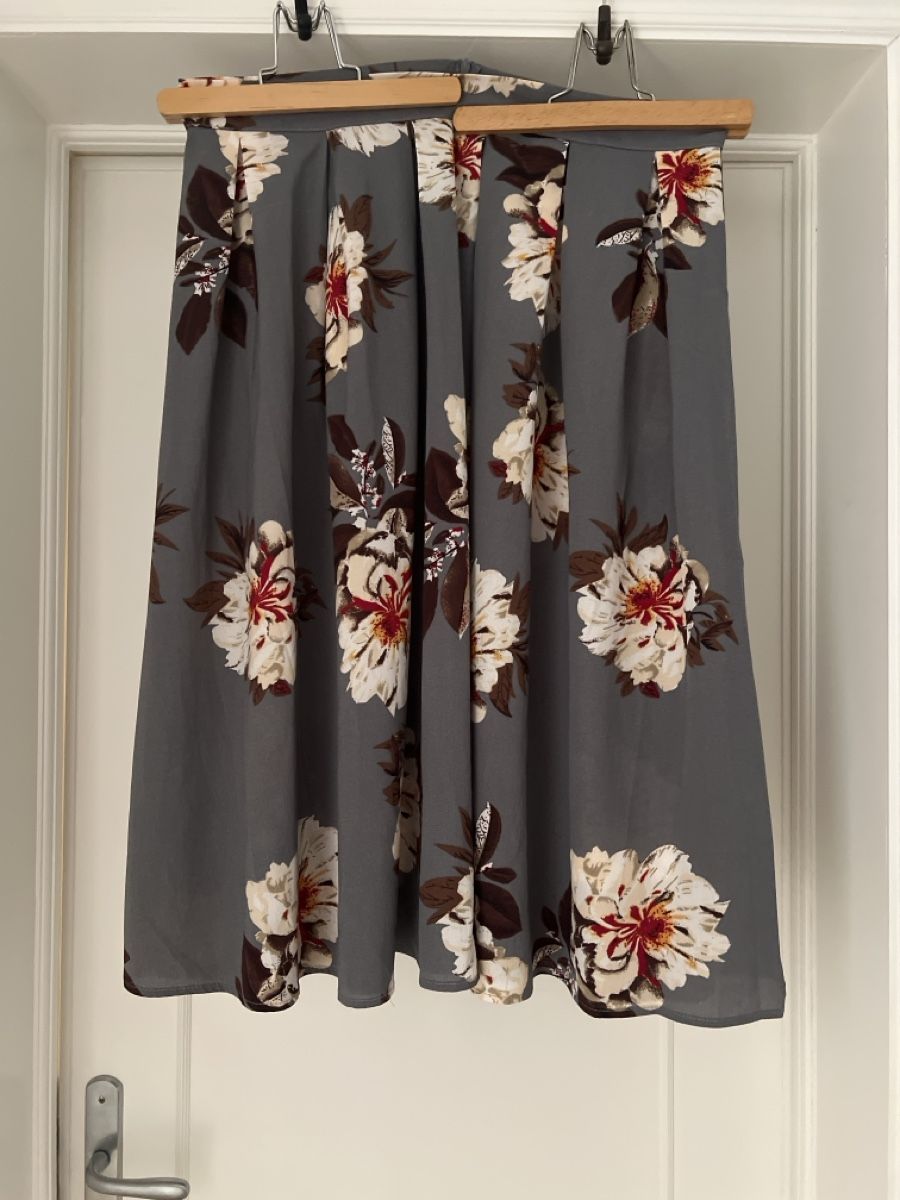 Jupes: Sommer Rock Jupe mit Blumen Grau Grösse L/XL – D'occasion à Ruggell par Malbuntiger01