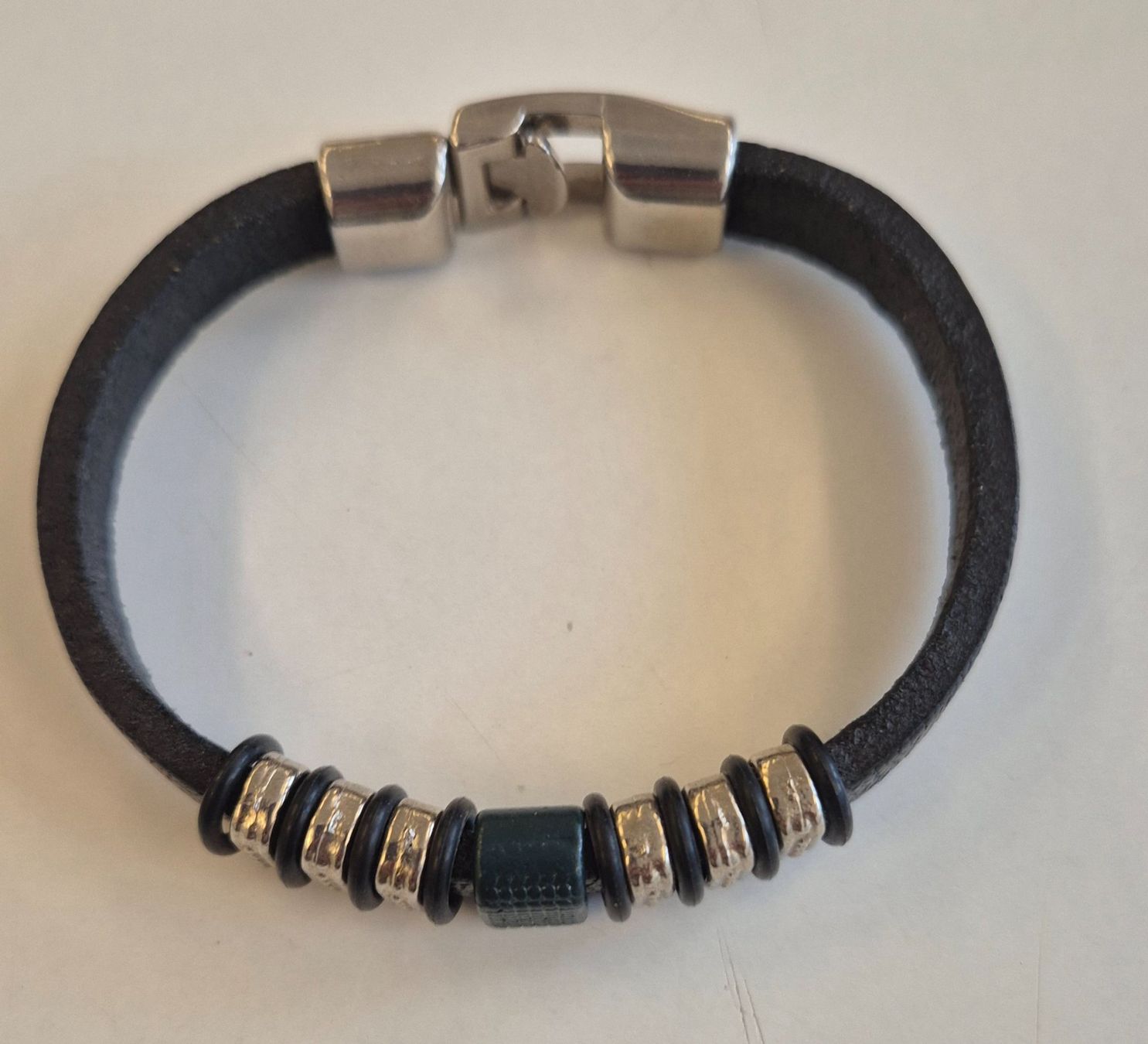 Bracciali & Braccialetti: Schickes Herren-Armband aus Leder – Usato da Eglisau venduto da AtelierSu 1