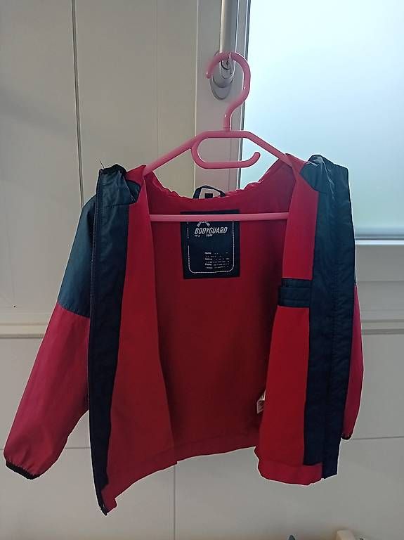 C&A Vestes: Regenjacke Mädchen oder Junge Grösse 110 – D'occasion à Romanshorn par cojbamil 2