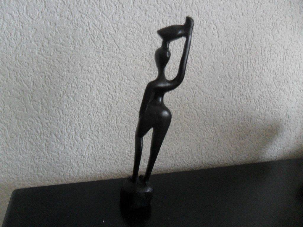 Figuren: Magnifique statuette moderne en bois – Gebraucht aus Genève von Chuinter