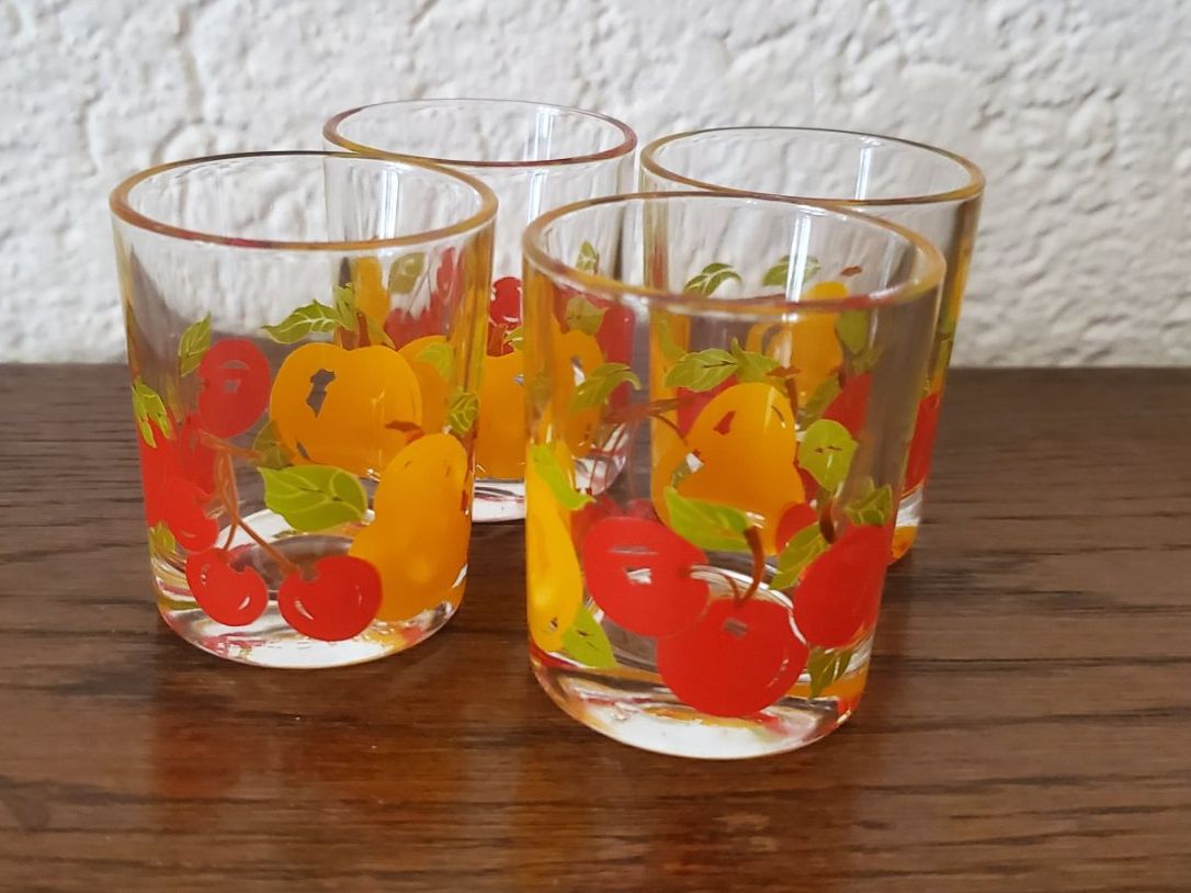 Gläser: 4 verres à liqueur décor fruits – Gebraucht aus Rennaz von La_malle_du_dauphin