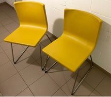 Zwei gelbe IKEA Designer Stühle