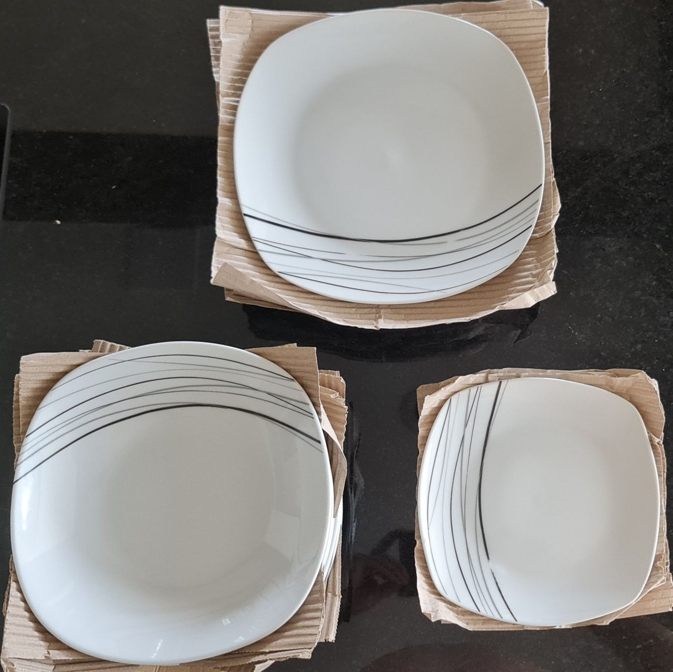 Assiettes: Teller Set mit Muster guter Zustand – Neuf (Voir description) à Lengnau BE par Spahrtakus 1