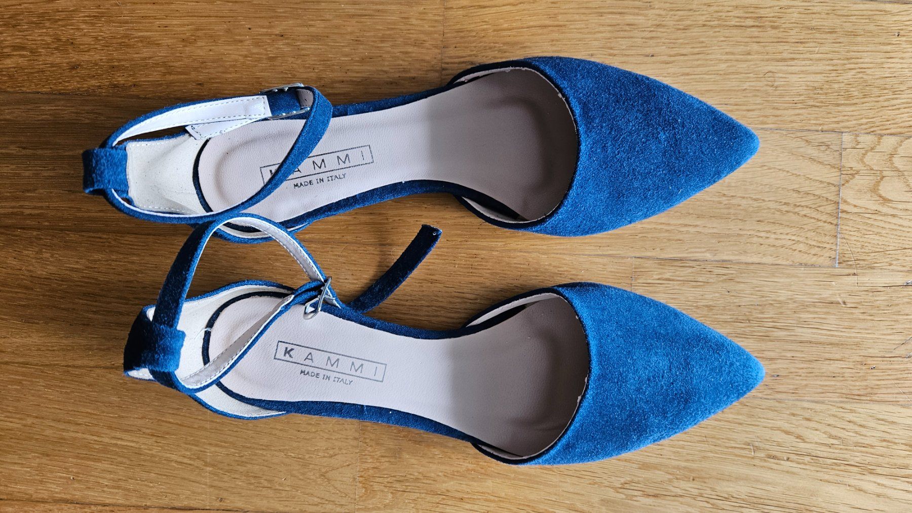 Scarpe da donna: New Electric blue suede flat shoes – Nuovo (secondo la descrizione) da Zug venduto da diana.bee