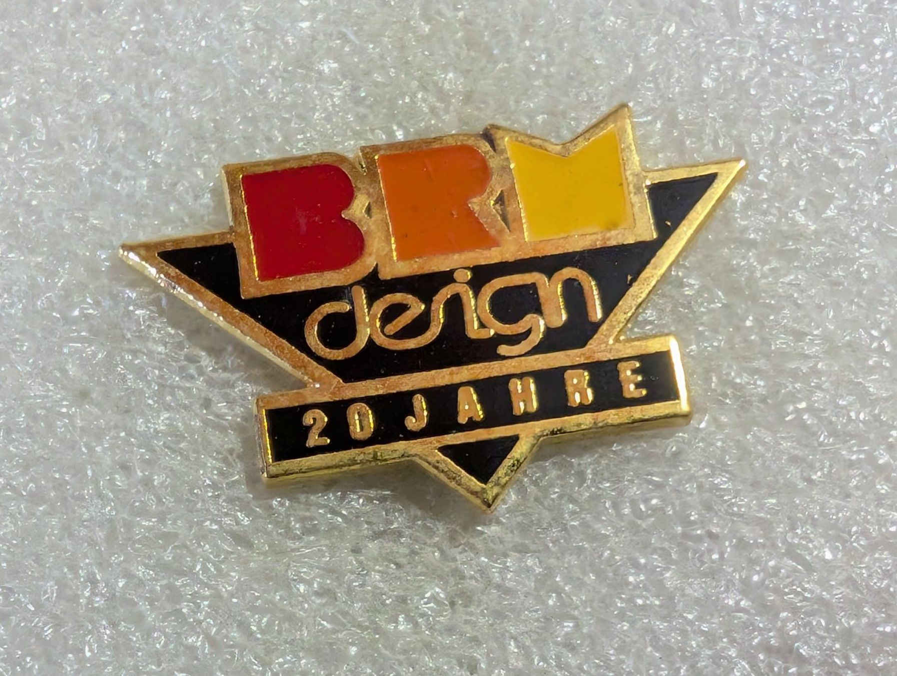 Plaketten & Abzeichen: Ansteckpin 99: BRM Design – Gebraucht aus Oppligen von Pin-Fall-Shop