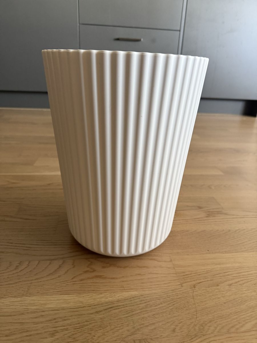 Poubelles: New white thick trash bin – Neuf (Voir description) à Dübendorf par zhe_69pd