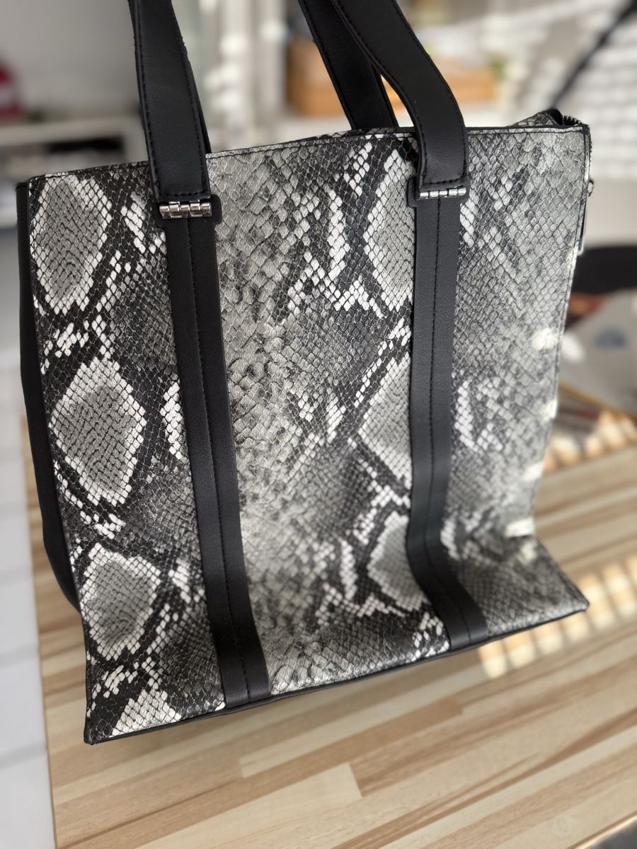 S.Oliver Taschen für Damen: schwarze Handtasche in Schlangenoptik – Neu (gemäss Beschreibung) aus Märstetten von M.Wiget 1