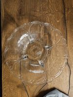 Elegante Glasetagere / Servierplatte mit Füssen, (Q)