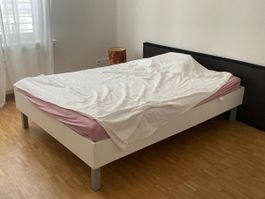 Bettgestell weiss mit Kopfteil schwarz gebraucht