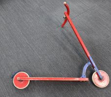 Antiker Trittbrettrolle aus Holz rot blau, gebraucht