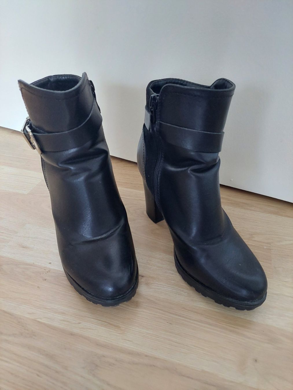 Damenschuhe: SCHWARZE STIEFELETTEN GR. 38 – Gebraucht aus Münchenstein von Strupfi