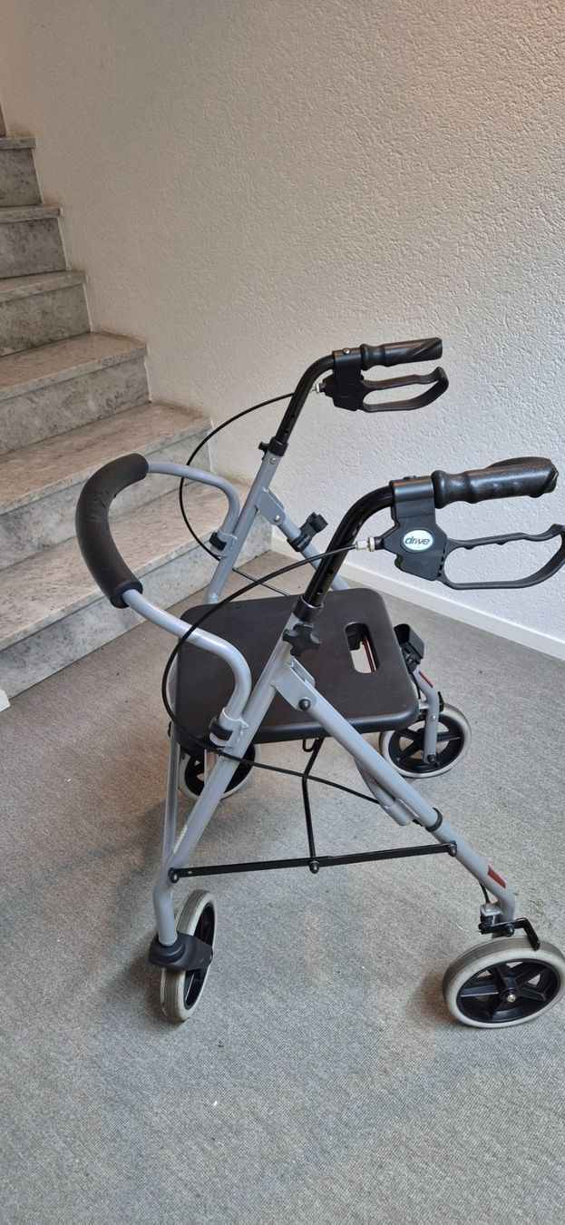 Aides à la marche: Rollator – D'occasion à Huttwil par Hpb7 1
