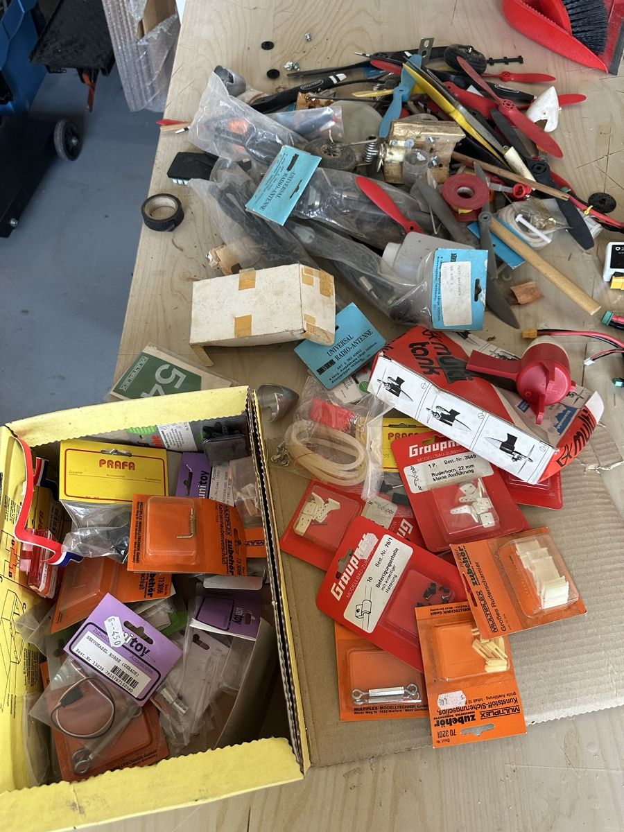 RC Modellbau: Lot divers matériel RC  – Defekt aus Chevroux von alex911