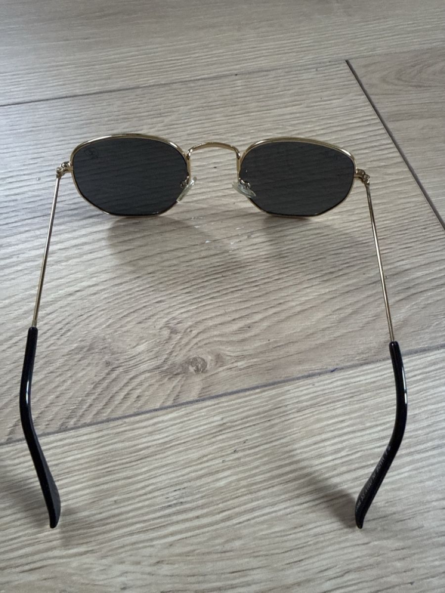 Lunettes & Verres: Lunettes de soleil  – Neuf (Voir description) à Belmont-Lausanne par Michelle_Srdr_ 1