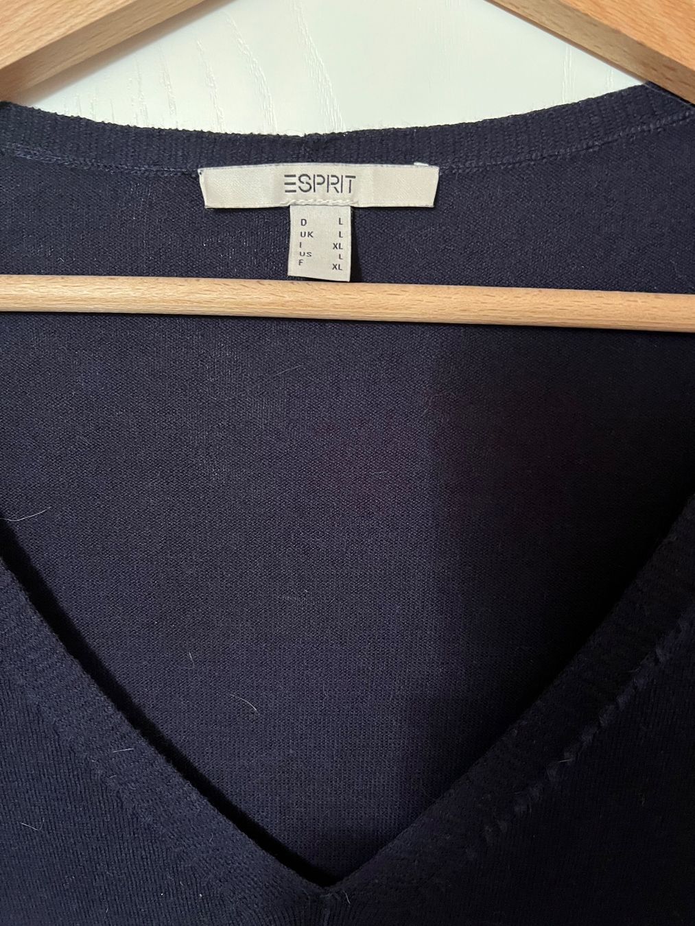 Esprit Maglioni & Felpe: Esprit Pullover dunkelblau V-Ausschnitt Grösse L gebraucht – Usato da Ruggell venduto da Malbuntiger01 2