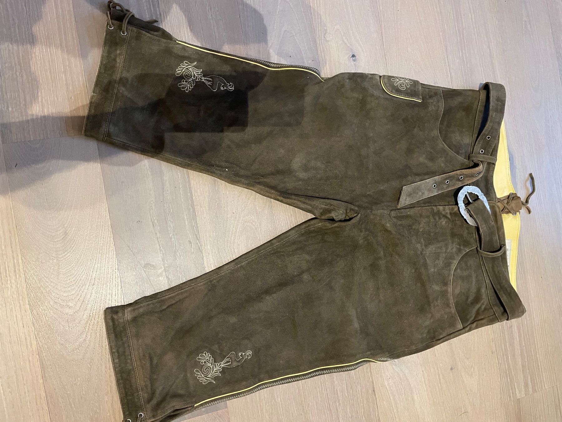 Pantaloni: Lederhose – Usato da Berikon venduto da Gizimo