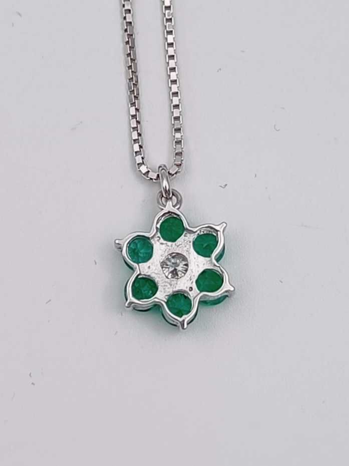 Ketten: WEISSGOLDCOLLIER MIT BLUMIGEN SMARAGD DIAMANTANHÄNGER – Gebraucht aus Luzern von EdiGem 9