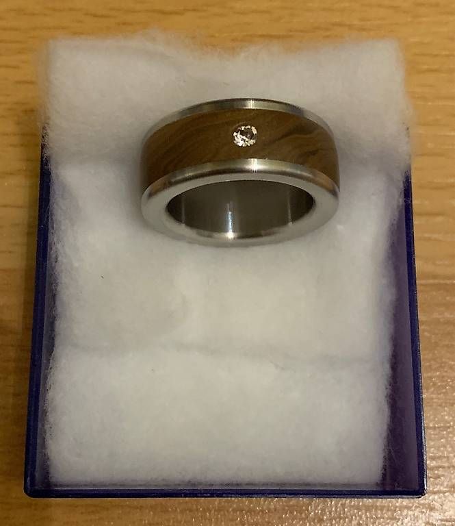 Anelli: Edelstahl-Holz Ring mit Steinchen – Usato da Villigen venduto da 28Nora82