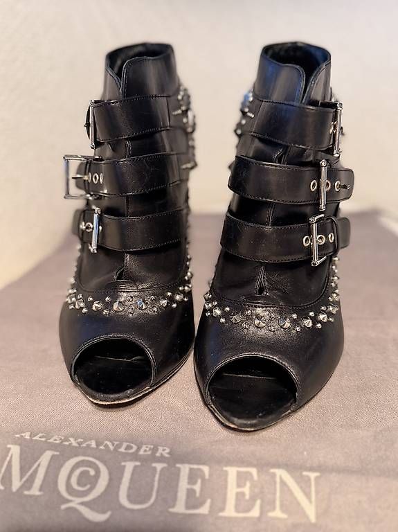 Alexander Mcqueen Scarpe da donna: Alexander McQueen Studded Peep-Toe Booties, Grösse 39 – Usato da Zürich venduto da danamihaela12