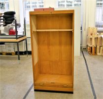 Holzschrank mit Rollo