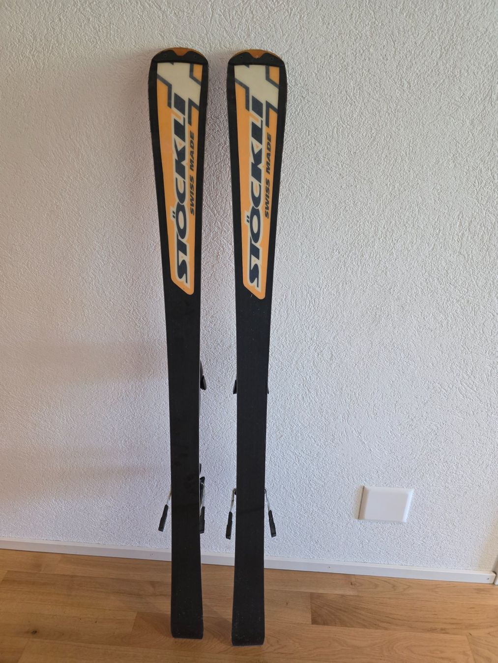Stöckli Skis: Stöckli Kinderski, gebraucht, 135cm – Gebraucht aus Dietwil von AIRFELDER 5
