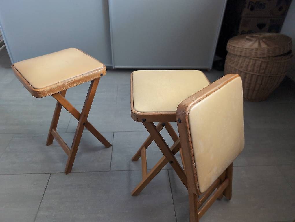 Hocker: Klappstühle / -hocker aus Holz und Kunstleder – Gebraucht aus Sirnach von Maurizio_Mo 1