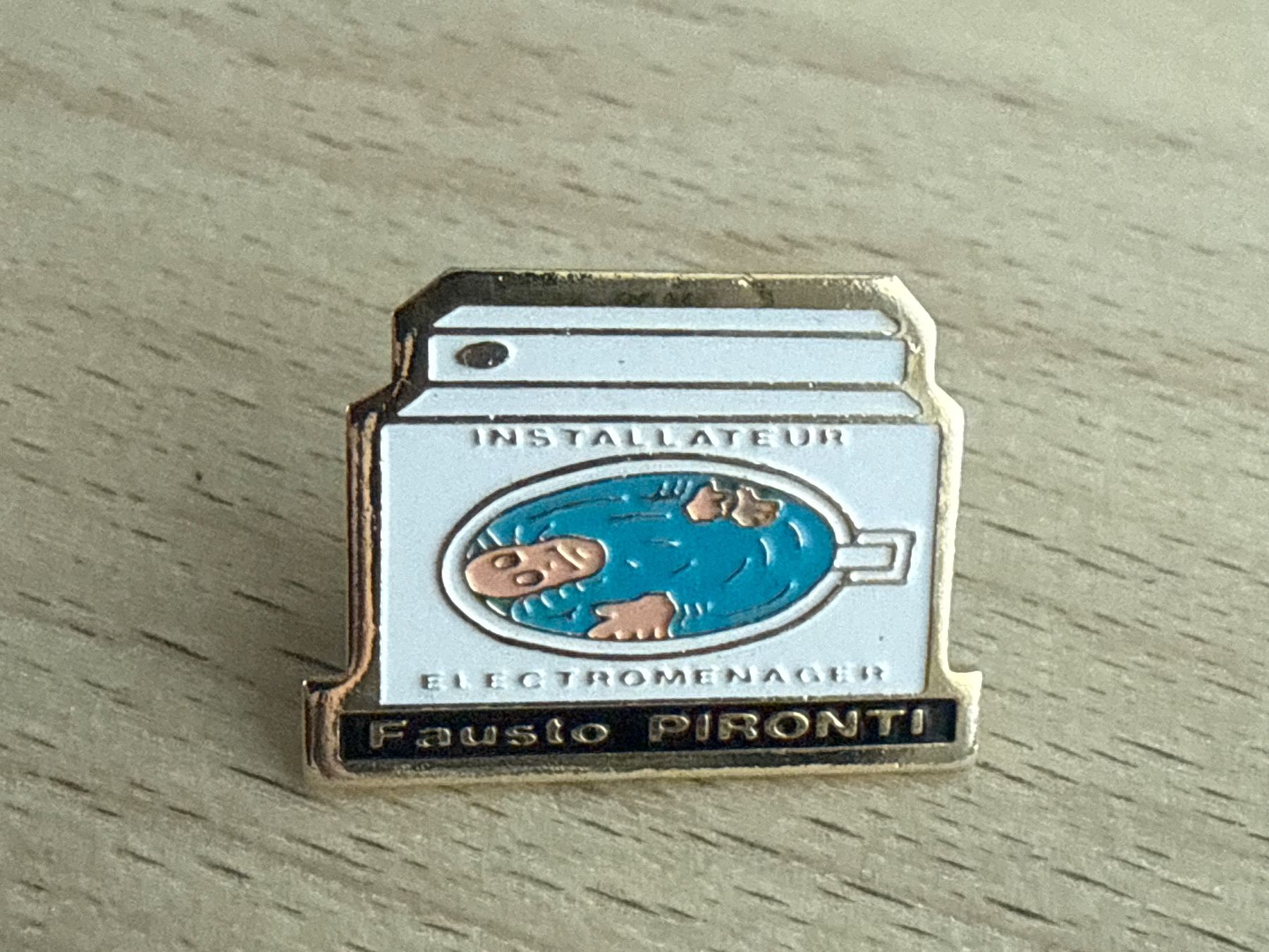 Plaquettes & Badges: Pin Installateur Fausto Pironti Electromenager – D'occasion à Glattbrugg par Schweigmatt