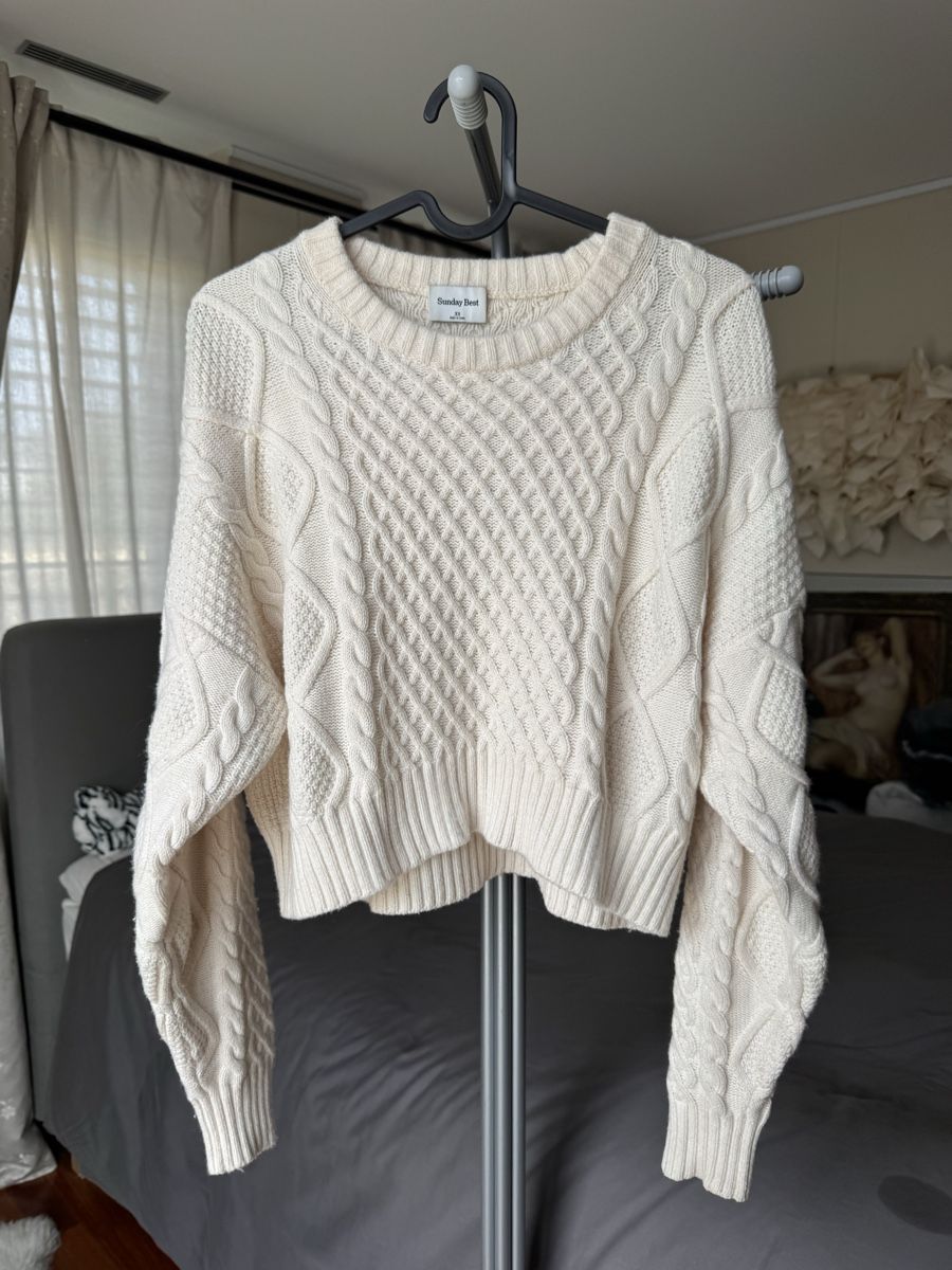 Aritzia Pulls & Sweat-shirts: Aritzia white cropped Cableknit Sweater XS – D'occasion à Küsnacht ZH par pup_culture