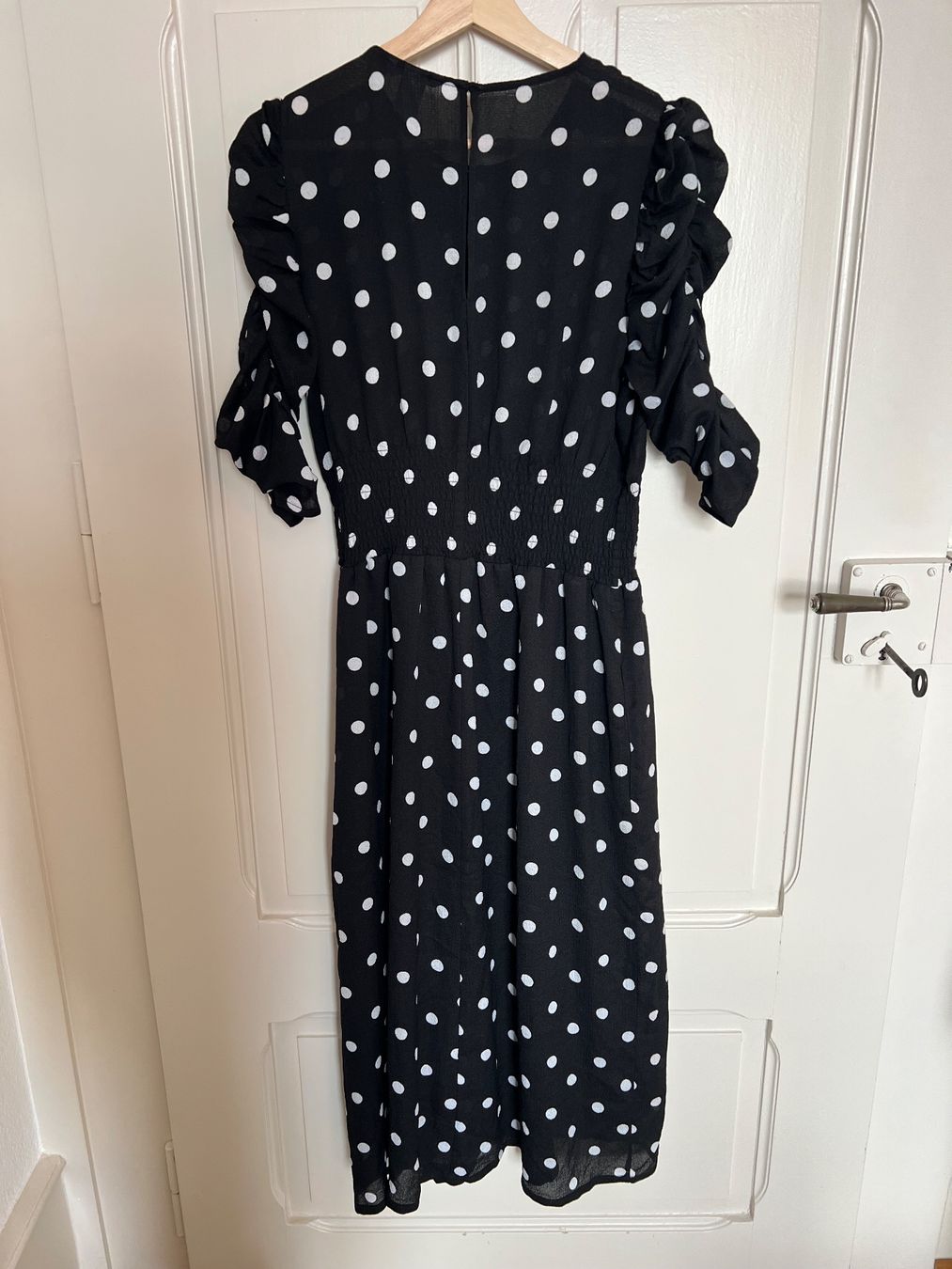 H&M Vestiti: Robe noire à pois blancs H&M L – Usato da Neuchâtel venduto da Thesebootsaremadeforwalking 2