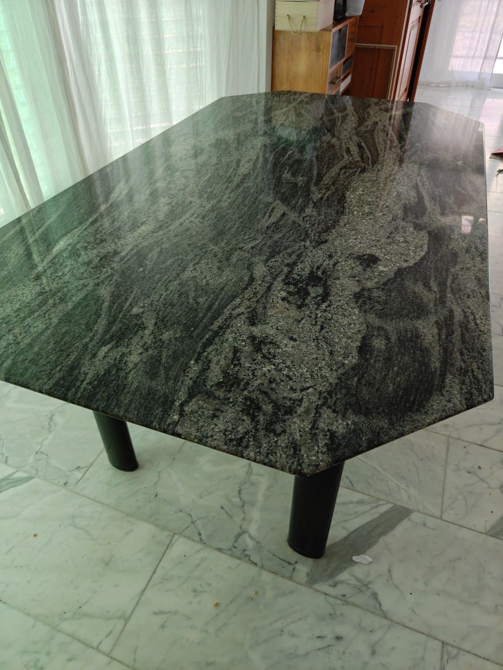 Tische: Massiver Granittisch – Gebraucht aus Fehraltorf von Cramora 1
