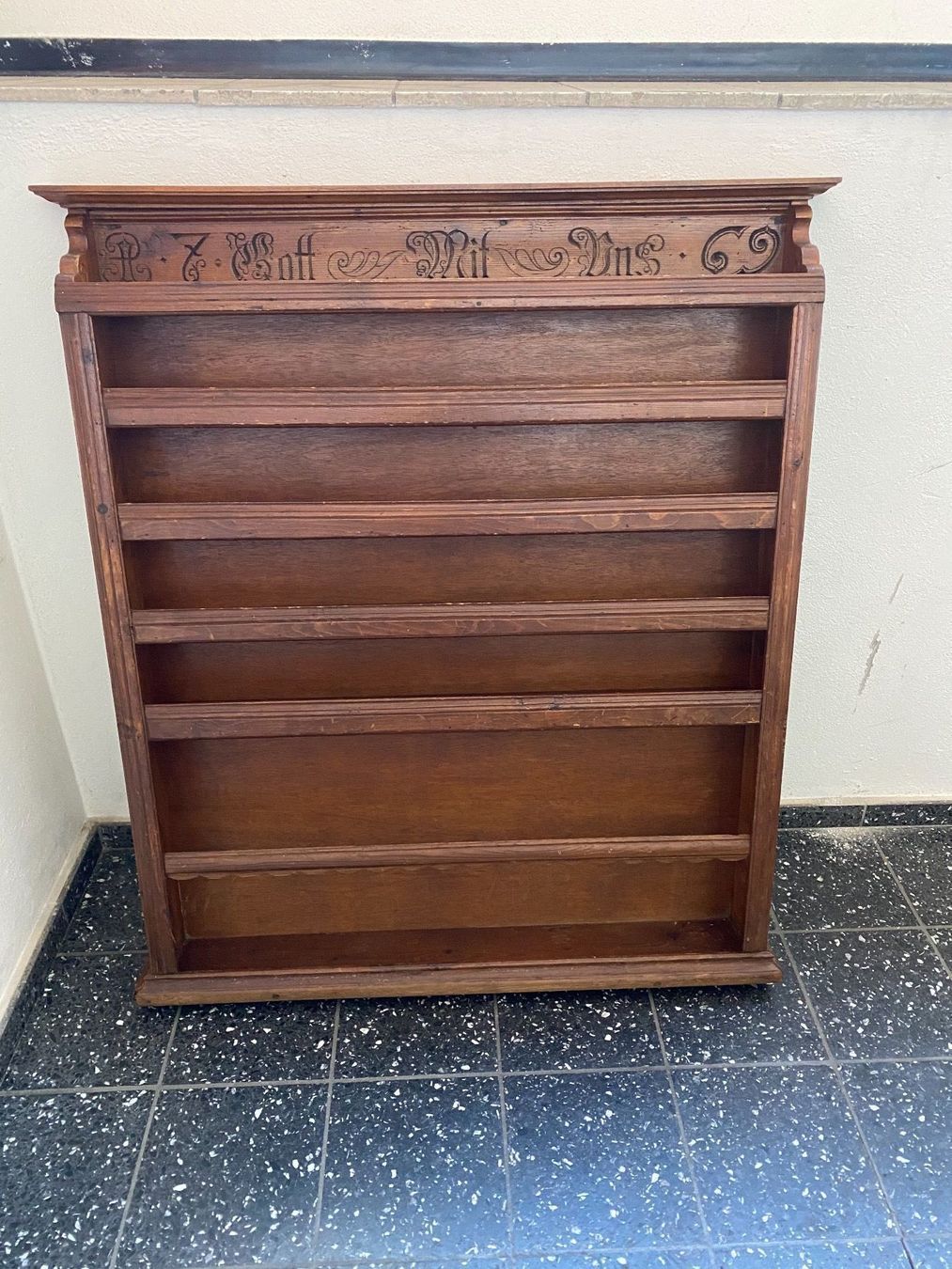 Regale: antikes Tellerbord mit Schnitzerei 1769 – Gebraucht aus Lüchingen von LIDB