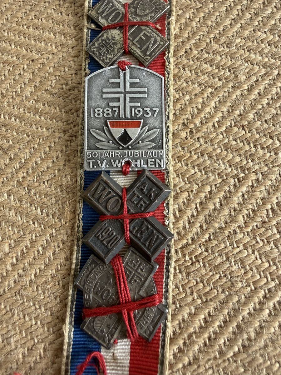 Placchette & Badge: Turnerband mit 23 Abzeichen ab 1920 – Usato da Konolfingen venduto da petzipetz 1
